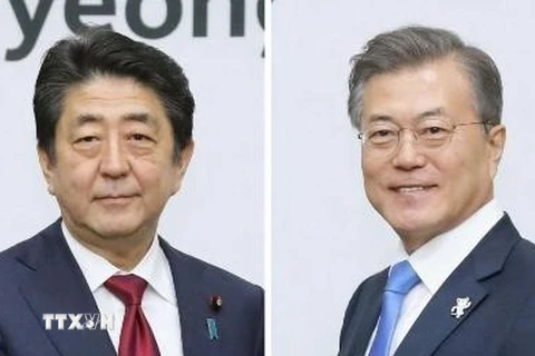 Thủ tướng Nhật Bản Shinzo Abe (trái) và Tổng thống Hàn Quốc Moon Jae-in (phải). (Nguồn: Kyodo/TTXVN)