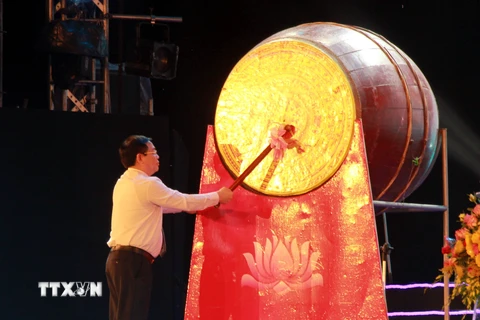 Phó Thủ tướng Vương Đình Huệ đánh trống khai mạc lễ hội du lịch Cửa Lò 2018. (Ảnh: Tá Chuyên/TTXVN)