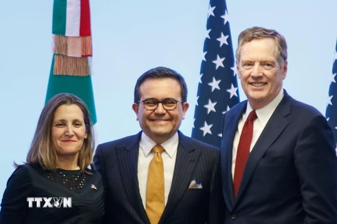 Bộ trưởng Kinh tế Mexico Ildefonso Guajardo (giữa), Đại diện thương mại Mỹ Robert Lighthizer (trái) và Ngoại trưởng Canada Chrystia Freeland tại cuộc họp báo sau vòng 7 tái đàm phán NAFTA ở Mexico City ngày 5/3. (Nguồn: THX/TTXVN)