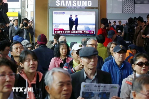 Người dân Hàn Quốc theo dõi qua truyền hình cuộc gặp thượng đỉnh liên Triều giữa Tổng thống nước này Moon Jae-in và Nhà lãnh đạo Triều Tiên Kim Jong-un, tại thủ đô Seoul ngày 27/4. (Nguồn: EPA-EFE/ TTXVN)