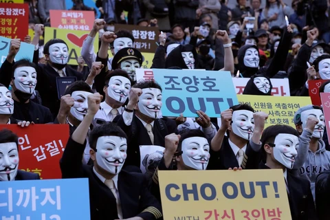 Người biểu tình ở Seoul phản đối gia đình ông Cho Yang-ho. (Nguồn: AP)