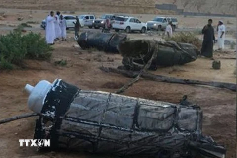 Các mảnh vỡ của tên lửa do nhóm phiến quân Houthi phóng từ Yemen bị đánh chặn tại Riyadh, Saudi Arabia ngày 11/4. (Nguồn: Al Arabiya/TTXVN) 