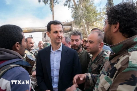 Tổng thống Syria Bashar al-Assad (giữa) thăm các binh sỹ Chính phủ tại mặt trận Đông Ghouta ngày 18/3. (Nguồn: THX/TTXVN)