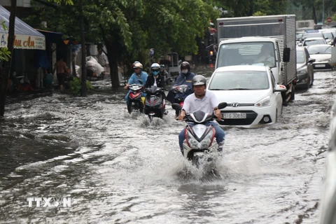 Hình ảnh đường phố TP HCM ngập úng trong cơn mưa lớn đầu mùa