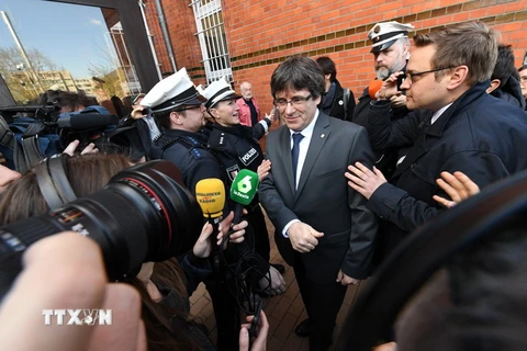 Cựu Thủ hiến Catalonia Carles Puigdemont (giữa) sau khi được trả tự do khỏi trại giam ở Neumuenster, miền bắc Đức ngày 6/4. (Nguồn: AFP/TTXVN)