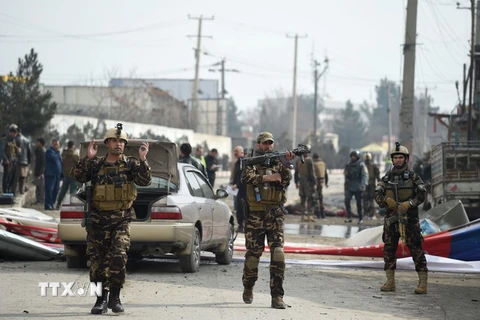 Lực lượng an ninh Afghanistan phong tỏa hiện trường một vụ đánh bom tại Kabul. (Nguồn: AFP/TTXVN) 