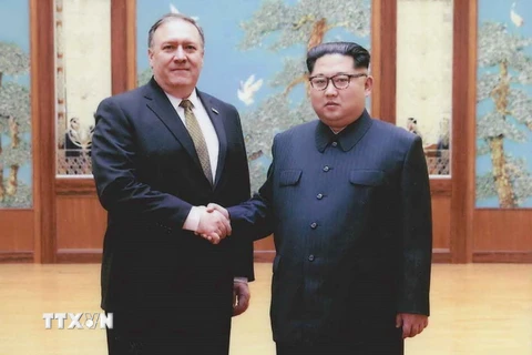 Ngoại trưởng Mỹ Mike Pompeo và nhà lãnh đạo Triều Tiên Kim Jong-un trong cuộc gặp tại Bình Nhưỡng trong khoảng thời gian từ 31/3 đến 1/4. (Nguồn: Yonhap/TTXVN)