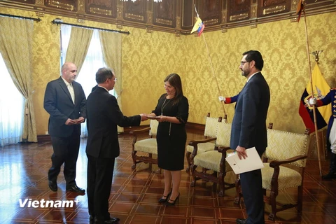 Đại sứ Việt Nam Nguyễn Ngọc Sơn trình Quốc thư lên Quyền Tổng thống Ecuador María Alejandra Vicuña. (Ảnh: Hoài Nam/TTXVN)
