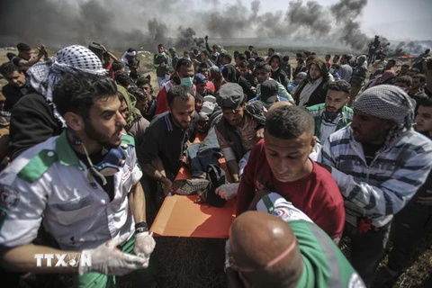 Chuyển người biểu tình Palestine bị thương trong cuộc xung đột với binh sỹ Israel dọc khu vực biên giới phía Đông Dải Gaza và Israel hôm 6/4. (Nguồn: THX/TTXVN)
