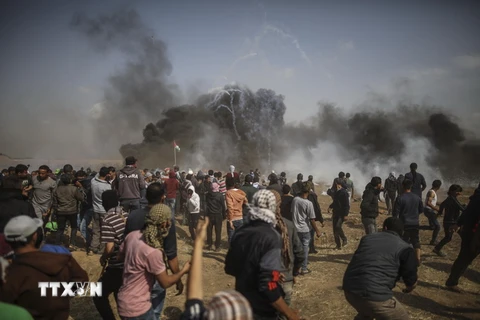 Xung đột giữa người biểu tình Palestine và binh sỹ Israel tại khu vực biên giới Dải Gaza và Israel ngày 27/4. (Nguồn: THX/TTXVN)