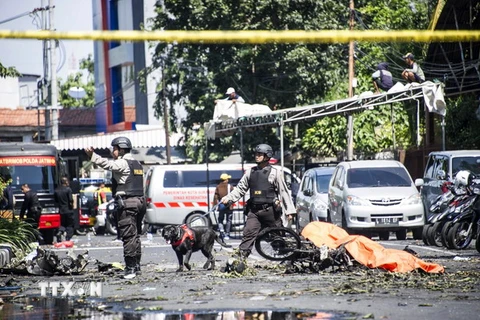 Lực lượng cảnh sát cơ động Indonesia làm nhiệm vụ tại hiện trường một vụ đánh bom nhà thờ Pentecostal ở Surabaya ngày 13/5. (Nguồn: AFP/TTXVN) 