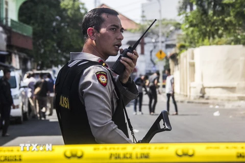 Tăng cường an ninh bên ngoài trụ sở cảnh sát ở Surabaya, Indonesia sau vụ đánh bom ngày 14/5. (Nguồn: EPA/TTXVN) 