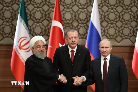 Tổng thống Thổ Nhĩ Kỳ Recep Tayyip Erdogan (giữa), Tổng thống Nga Vladimir Putin (phải) và Tổng thống Iran Hassan Rouhani (trái) tại cuộc gặp ở Ankara ngày 4/4. (Nguồn: THX/TTXVN)