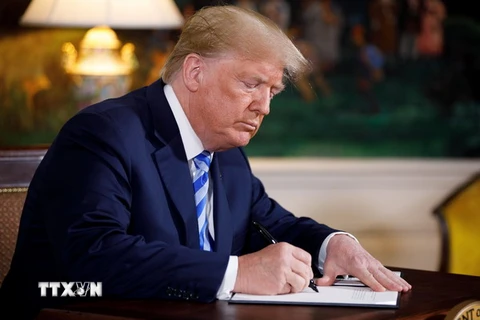 Tổng thống Mỹ Donald Trump ký Bản ghi nhớ về việc Mỹ rút khỏi JCPOA tại Nhà Trắng ở Washington DC., ngày 8/5. (Nguồn: THX/TTXVN)