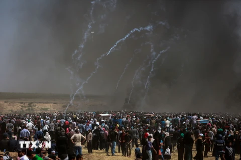 Xung đột giữa người biểu tình Palestines và binh sỹ Israel tại khu vực biên giới dải Gaza và Israel ngày 14/5. (Nguồn: THX/TTXVN) 