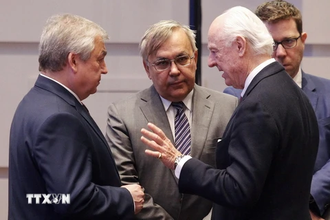 Đặc phái viên Liên hợp quốc về Syria Staffan de Mistura (phải) trao đổi với các đại biểu tại cuộc họp ở Astana, Kazakhstan ngày 15/5. (Nguồn: AFP/TTXVN)