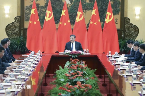 Chủ tịch Trung Quốc Tập Cận Bình (giữa) trong cuộc gặp với phái đoàn hữu nghị Triều Tiên tại Bắc Kinh. (Nguồn: THX/TTXVN)