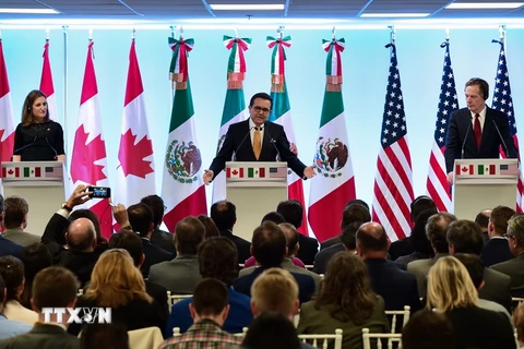 Ngoại trưởng Canada Chrystia Freeland (trái), Bộ trưởng Kinh tế Mexico Idelfonso Guajardo (giữa) và Đại diện thương mại Mỹ Robert Lighthizer trong cuộc họp báo sau vòng 7 tái đàm phán NAFTA tại Mexico City ngày 5/3. (Nguồn: AFP/TTXVN)