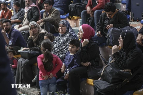 Người dân Palestine chờ đợi đi qua biên giới Gaza-Ai Cập tại cửa khẩu Rafah ngày 28/4. (Nguồn: THX/TTXVN)