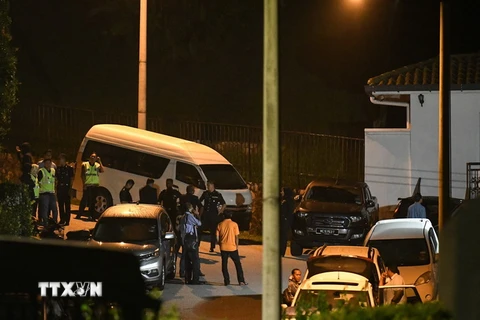 Cảnh sát Malaysia gác tại lối vào nhà riêng của cựu Thủ tướng Najib Razak ở Kuala Lumpur ngày 17/5. (Nguồn: AFP/TTXVN)