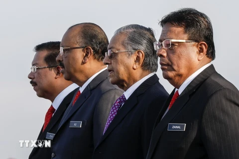 Thủ tướng Malaysia Mahathir Mohamad (thứ 2, phải) trong bài phát biểu với các nhân viên Văn phòng Thủ tướng tại Putrajaya ngày 21/5. (Nguồn: EPA/TTXVN)