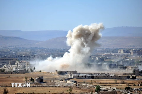 Khói bốc lên từ một vị trí do IS kiểm soát tại khu vực Hajar al-Aswad, phía nam Damascus, Syria ngày 24/4. (Nguồn: THX/TTXVN)