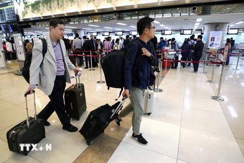 Các nhà báo Hàn Quốc lên đường đi Bắc Kinh từ sân bay quốc tế Gimpo ngày 21/5 để tới Triều Tiên đưa tin về sự kiện dỡ bỏ bãi thử hạt nhân Punggye-ri. (Nguồn: Yonhap/TTXVN)