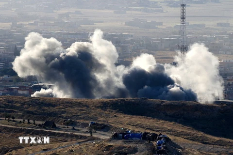 Khói bốc lên từ khu vực Sinjar sau một chiến dịch chống khủng bố của lực lượng người Kurd ở miền bắc Iraq. (Nguồn: AFP/TTXVN)