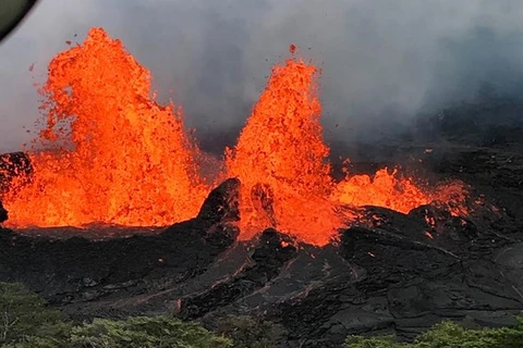 [Video] Núi lửa phun dung nham đỏ rực một góc trời Hawaii