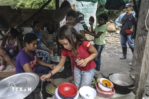 Người dân sống bên bờ sông Cauca được sơ tán tới khu trại tạm gần thành phố Ituango, quận Antioquia ngày 13/5. (Nguồn: AFP/TTXVN)