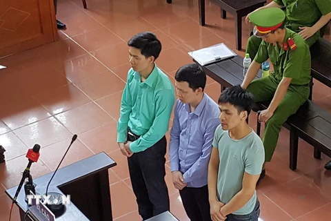 Các bị cáo tại phiên tòa vào sáng 23/5. (Ảnh: Thanh Hải/TTXVN)