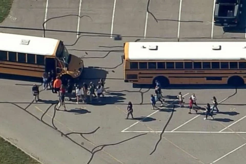 Học sinh đã được đưa ra khỏi trường học bằng xe buýt.(Nguồn: abcnews.go.com)