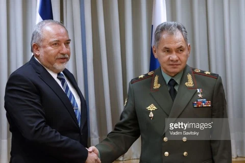 Bộ trưởng Quốc phòng Nga Sergei Shoigu (phải) cùng người đồng cấp Israel Avigdor Lieberman. (Nguồn: AFP/Getty Images)