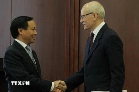 Đại sứ Việt Nam tại Liên bang Nga Ngô Đức Mạnh hội kiến Tổng thống Cộng hòa Bashkortostan Rustem Khamitov. (Ảnh: Dương Trí/TTXVN)