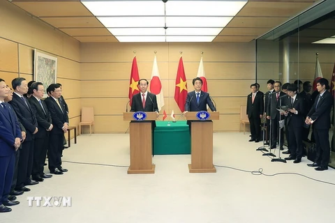 Chủ tịch nước Trần Đại Quang và Thủ tướng Nhật Bản Shinzo Abe họp báo thông báo kết quả hội đàm. (Ảnh: Nhan sáng/TTXVN)