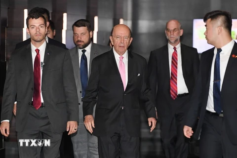 Bộ trưởng Thương mại Wilbur Ross rời khách sạn ở Bắc Kinh ngày 2/6. (Nguồn: AFP/TTXVN) 