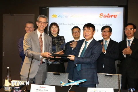 Đại diện hãng Sabre Airline Solutions và Vietnam Airlines ký thỏa thuận. (Ảnh: Khánh Linh/TTXVN)