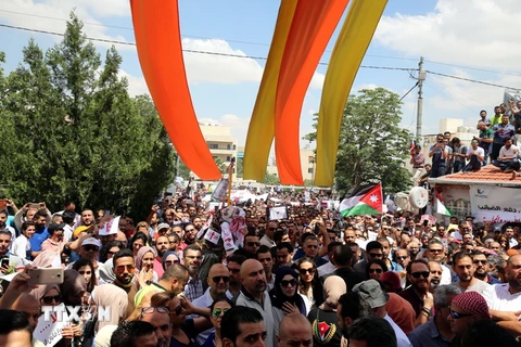 Quang cảnh cuộc biểu tình phản đối các biện pháp thắt lưng buộc bụng tại Amman, Jordan ngày 30/5. (Nguồn: EPA-EFE/TTXVN)