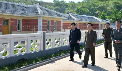 Ông Choe Ryong-hae (thứ 2 từ trái) thăm một trang trại ở Triều Tiên. (Nguồn: Yonhap)
