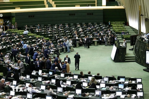 Toàn cảnh một phiên họp Quốc hội Iran ở Tehran. (Nguồn: AFP/TTXVN)