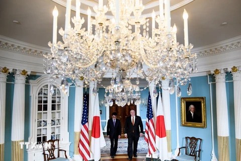 Ngoại trưởng Nhật Bản Taro Kono (trái) và người đồng cấp Mỹ Mike Pompeo. (Nguồn: AFP/TTXVN)