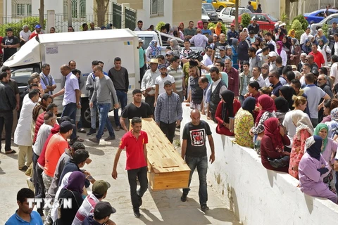 Chuyển thi thể người di cư thiệt mạng ngoài khơi Tunisia tại thị trấn Sfax ngày 4/6. (Nguồn: AFP/TTXVN)