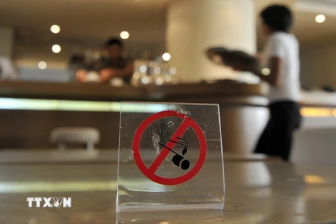 Biển báo cấm hút thuốc tại một nhà hàng càphê ở Athens. (Nguồn: AFP/TTXVN)