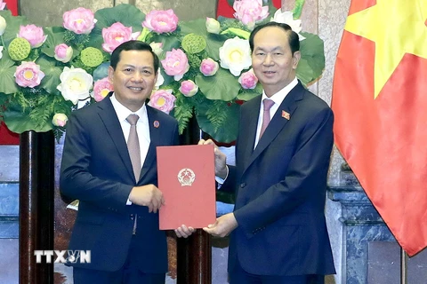 Chủ tịch nước Trần Đại Quang trao Quyết định bổ nhiệm Phó Chánh án Tòa án Nhân dân tối cao cho ông Nguyễn Văn Du. (Ảnh: Nhan Sáng/TTXVN)