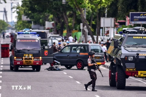 Cảnh sát phong tỏa hiện trường một vụ tấn công tại Pekanbaru, tỉnh Riau, Indonesia ngày 16/5. (Nguồn: EPA/TTXVN)
