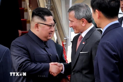 Ngoại trưởng Singapore Vivian Balakrishnan (thứ 2, phải) đón nhà lãnh đạo Triều Tiên Kim Jong-un (trái) tại sân bay Changi, Singapore ngày 10/6. (Nguồn: Yonhap/TTXVN)