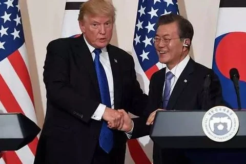 Tổng thống Mỹ Donald Trump và người đồng cấp Hàn Quốc Moon Jae-in. (Nguồn: ndtv.com)