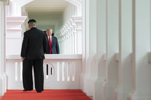 Tổng thống Mỹ Donald Trump và Nhà lãnh đạo Triều Tiên Kim Jong-un (quay lưng). (Nguồn: Twitter)