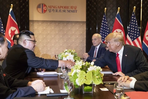 Tổng thống Mỹ Donald Trump và nhà lãnh đạo Triều Tiên Kim Jong-un bắt tay nhau. (Nguồn: Twitter) 