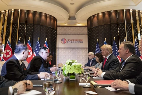 Tổng thống Mỹ Donald Trump và nhà lãnh đạo Triều Tiên Kim Jong-un trong cuộc gặp tại Singapore. (Nguồn: Twitter)